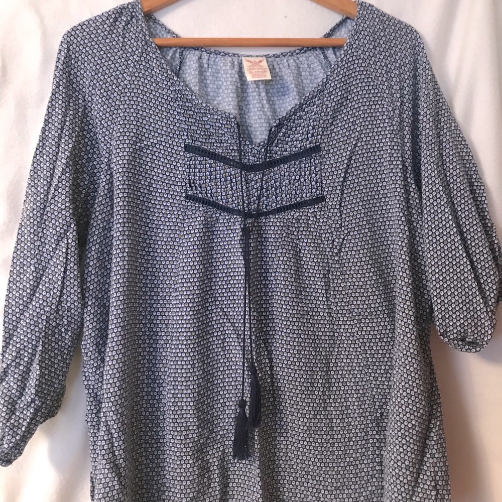 Pretty Pleasant Shirt w Tassel Tie Front